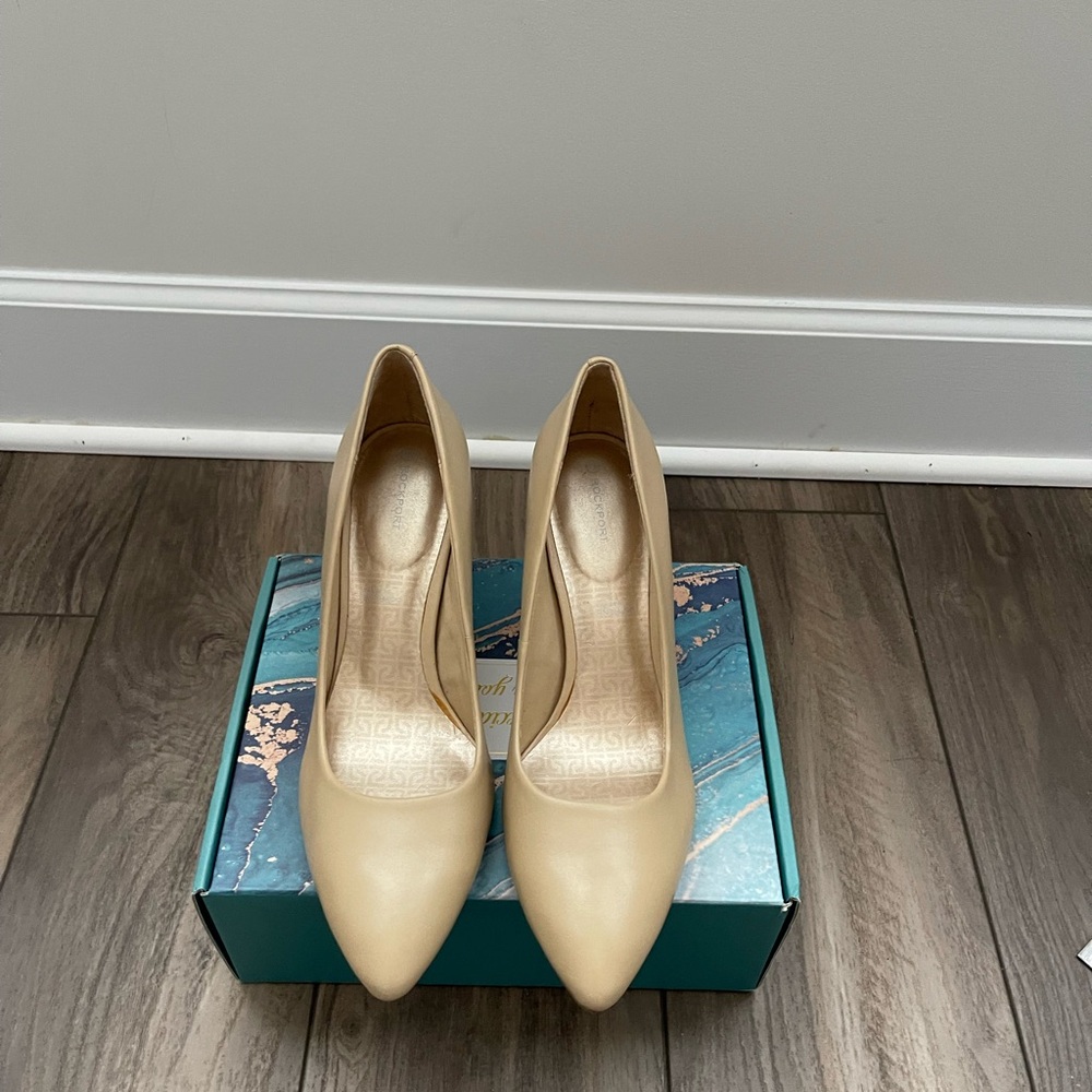 Rockport Cream Heels Classic Design